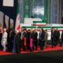 Copertina di La bara di Khamenei nella Grande moschea di Teheran: funerali fino al 9 luglio, presenti delegazioni di 100 paesi. Sospesi colloqui con gli Usa