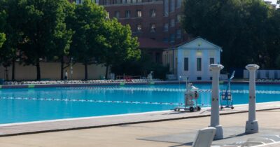 Copertina di Si tuffa in una piscina pubblica durante la notte: annegato 28enne a Milano