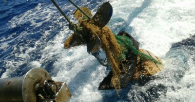 Copertina di “I fondali di Lampedusa pieni di carrette del mare”, l’appello degli armatori e dei pescatori. I relitti delle barche dei migranti soffocano la pesca