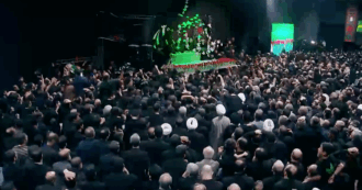 Copertina di Iran, le immagini dell’arrivo della salma di Khamenei alla Grande moschea di Teheran