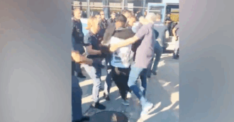 Prato, sgomberato presidio dei lavoratori davanti ai magazzini Acca: protestavano contro la chiusura del polo