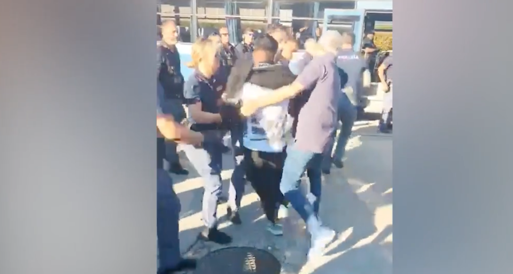 prato sgomberato presidio dei lavoratori davanti ai magazzini acca protestavano contro la chiusura del polo da Ilfattoquotidiano.it prato sgomberato presidio dei lavoratori davanti ai magazzini acca protestavano contro la chiusura del polo