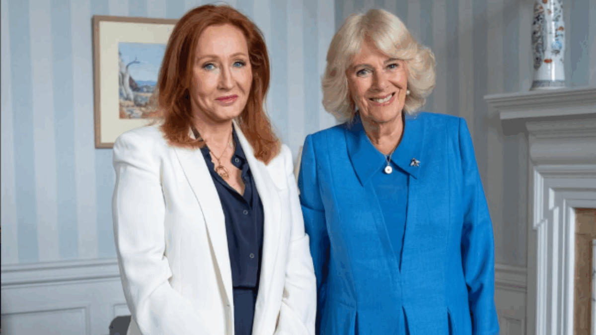 “Si sono incontrate al Palazzo di Holyroodhouse, ecco di cosa hanno discusso”: la foto della Regina Camilla con J.K. Rowling scatena le polemiche