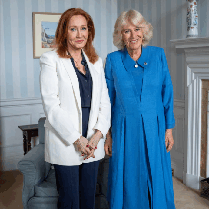 “Si sono incontrate al Palazzo di Holyroodhouse, ecco di cosa hanno discusso”: la foto della Regina Camilla con J.K. Rowling scatena le polemiche