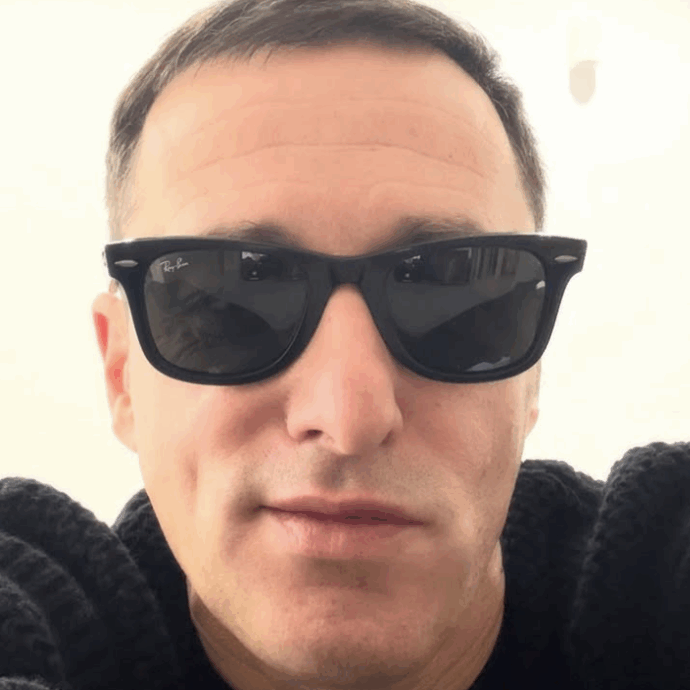 “La cosa brutta dell’Isola dei Famosi è stata la gente più capace di me a stare davanti alle telecamere, più falsa e meschina. Il successo da giovane non me lo sono goduto”: il ritorno di Luca Dirisio