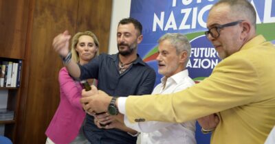 Copertina di Alemanno e Pozzolo insieme per inaugurare la sede di Futuro Nazionale a Biella: “Delmastro? I feudi non ci sono più”. Alla festa ex di Fdi e Lega: “Gli iscritti non arrivano solo da destra” | Video