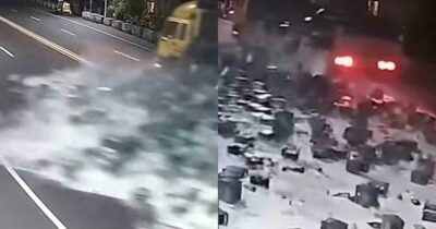 Copertina di Camion carico di bottiglie di birra si ribalta e migliaia di litri si riversano sulla strada: “Il fiume che scorre lì accanto è diventato tutto rosso”