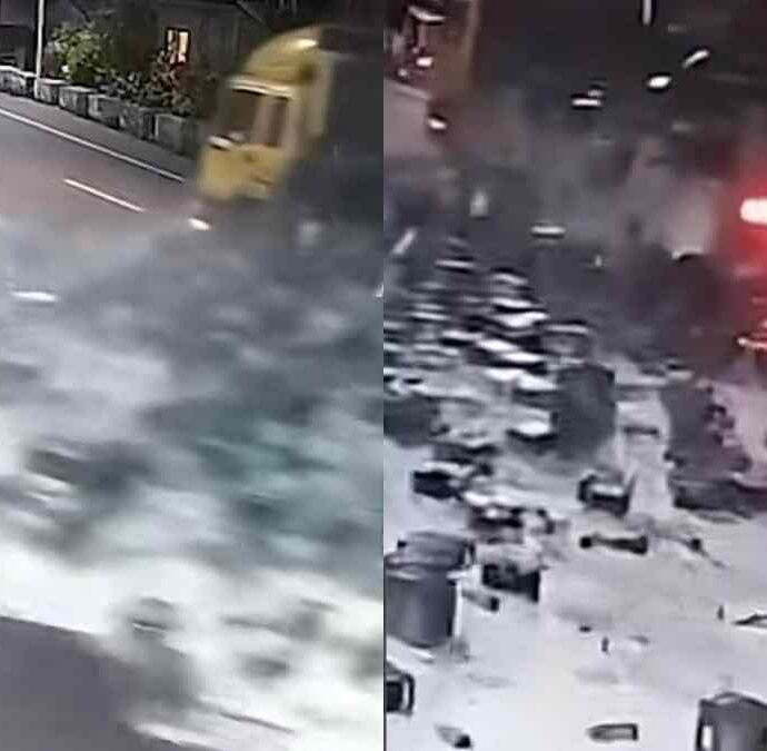 Camion carico di bottiglie di birra si ribalta e migliaia di litri si riversano sulla strada: “Il fiume che scorre lì accanto è diventato tutto rosso”