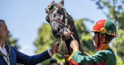 Copertina di Al Palio di Siena trionfa la contrada dell’Aquila dopo 34 anni: l’ultima vittoria nel 1992