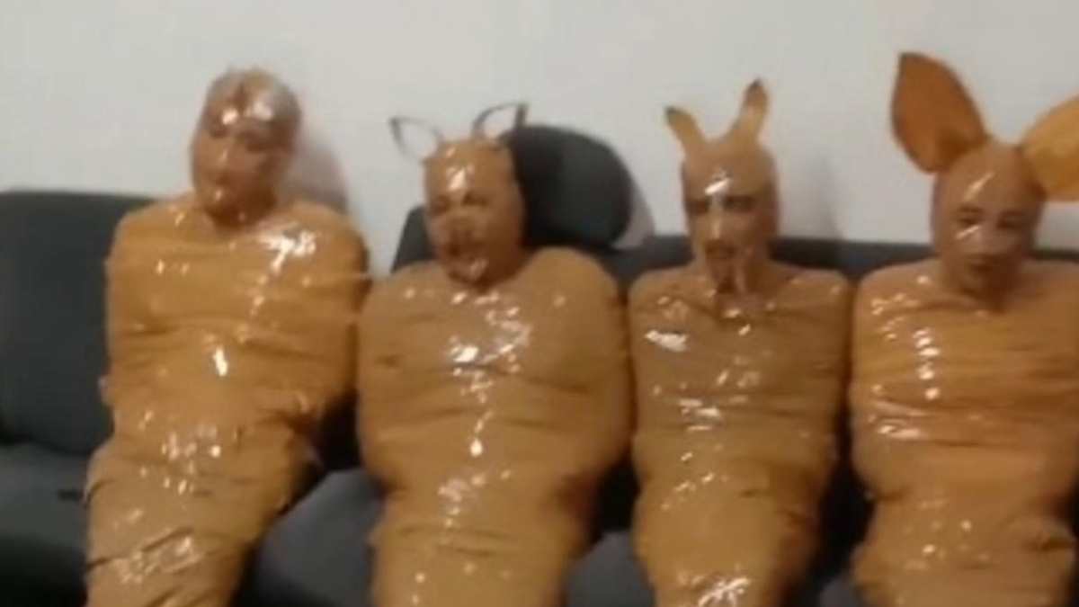 “Vediamo se ora ridono”. Organizza una trappola ai ladri che continuano a svaligiargli casa: legati e vestiti da Teletubbies, il video della “vendetta” è virale