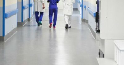 Copertina di Un 86enne uccide a coltellate l’ex moglie ricoverata in ospedale a Lido di Camaiore e poi si toglie la vita