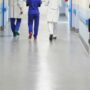 Copertina di Un 86enne uccide a coltellate l’ex moglie ricoverata in ospedale a Lido di Camaiore e poi si toglie la vita