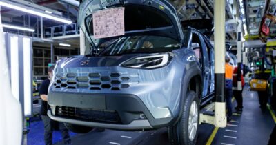Copertina di I segreti della fabbrica Toyota di Valenciennes, dove nascono le best seller Yaris e Yaris Cross