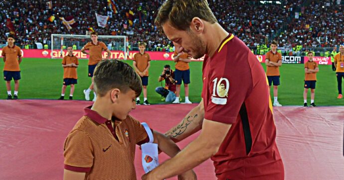 La Roma non rinnova il contratto di Mattia Almaviva: era il bambino che fu scelto da Totti come suo erede
