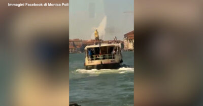 Copertina di Sale in piedi sul tetto di un vaporetto in corsa a Venezia: 18enne denunciato. La bravata in un video diventato virale