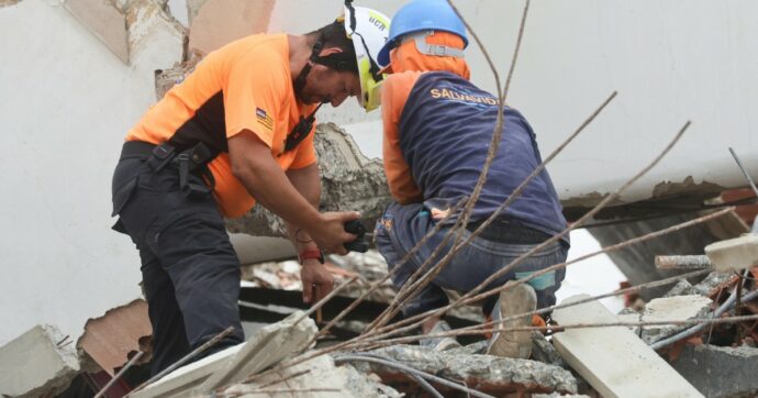 Bimbo resiste da 9 giorni sotto le macerie, anche il capo della polizia di La Guaira intrappolato. La corsa contro il tempo nel Venezuela devastato dal sisma