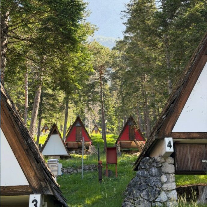 Dormire nell’ex Villaggio Eni tra le Dolomiti: storia dell’utopia operaia voluta da Enrico Mattei, oggi un hotel a due passi da Cortina d’Ampezzo