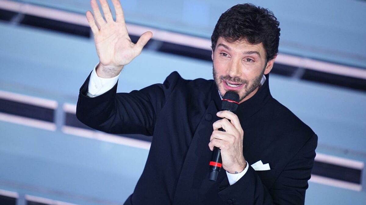 Stefano De Martino: “Una nuova serata ‘performance’ per l’Eurovision, meno brani in gara e l’anticipo delle cover: ecco il mio piano per Sanremo. Vasco Rossi? Ha le chiavi dell’Ariston, quando vuole entra”