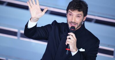 Copertina di Stefano De Martino: “Una nuova serata ‘performance’ per l’Eurovision, meno brani in gara e l’anticipo delle cover: ecco il mio piano per Sanremo. Vasco Rossi? Ha le chiavi dell’Ariston, quando vuole entra”