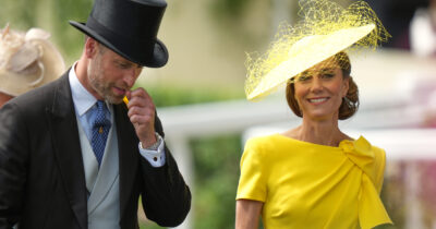 Copertina di “Kate Middleton nasconde un piccolo microfono nel bavero della giacca, perché lo fa?”: il dettaglio nel look della principessa non passa inosservato, è giallo sul motivo