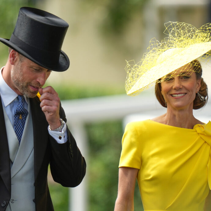 “Kate Middleton nasconde un piccolo microfono nel bavero della giacca, perché lo fa?”: il dettaglio nel look della principessa non passa inosservato, è giallo sul motivo