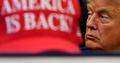 Copertina di Iran, al via i funerali di Khamenei: folla oceanica a Teheran. Trump: "Potremmo eliminarli tutti in un colpo, ma non sapremmo con chi negoziare"