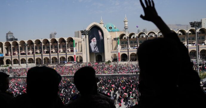 Iran, al via i funerali di Khamenei: folla oceanica a Teheran, slogan contro gli Usa. L’11 luglio la ripresa dei colloqui con Washington