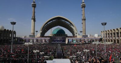 Copertina di Iran, al via i funerali dell’ayatollah Khamenei: dureranno sei giorni. Folla oceanica a Teheran intona slogan contro gli Usa e Israele