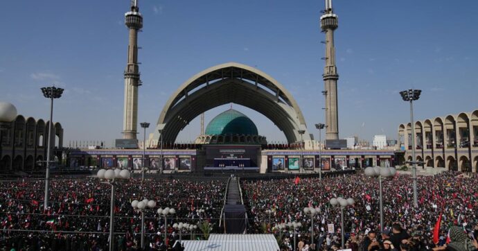 Iran, al via i funerali dell’ayatollah Khamenei: dureranno sei giorni. Folla oceanica in piazza a Teheran: “Morte agli Usa”