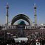 Copertina di Iran, al via i funerali dell’ayatollah Khamenei: dureranno sette giorni. Folla oceanica in piazza a Teheran: “Morte agli Usa”