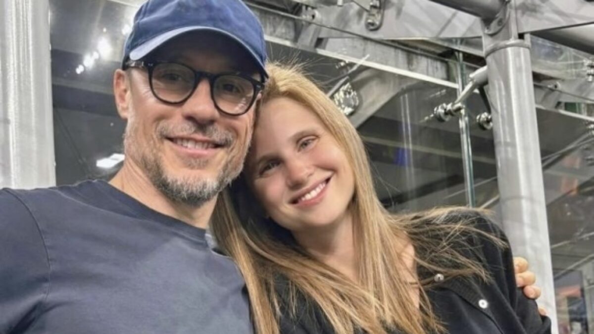 “Anche se sembriamo in due, siamo in tre”: Stefano Accorsi annuncia così l’arrivo del quinto figlio