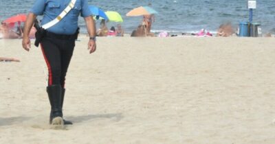 Copertina di Il sindaco di Forte dei Marmi fa rimuovere un cancello abusivo sulla spiaggia: questa è assunzione di responsabilità