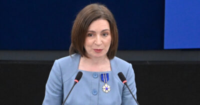 Copertina di Scandalo nella Moldavia che punta a entrare nell’Ue: la cugina della presidente Sandu nominata nell’ente statale con un maxi-stipendio. Cade il governo