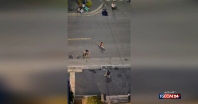Copertina di Si rincorrono in strada con mazza e bastoni, la rissa in via Padova a Milano immortalata in un video