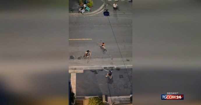 Si rincorrono in strada con mazza e bastoni, la rissa in via Padova a Milano immortalata in un video