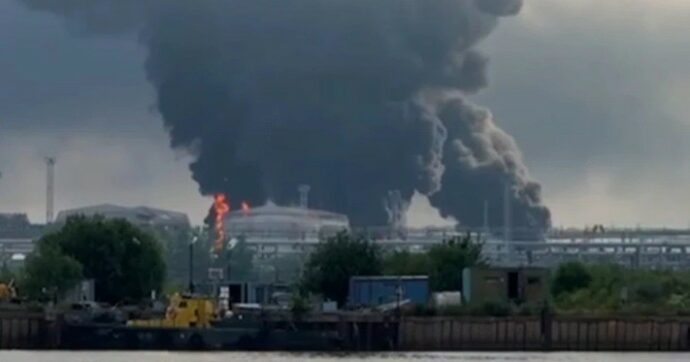 Pioggia di droni su San Pietroburgo, la città di Putin: nel mirino i terminal petroliferi e la Reggia di Peterhof