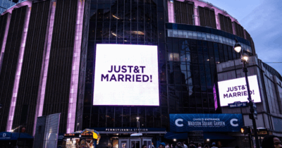Copertina di Taylor Swift e Travis Kelce sono ufficialmente sposati (da Adam Sandler): l’annuncio del Madison Square Garden, l’abito Dior e tutti gli ospiti vip
