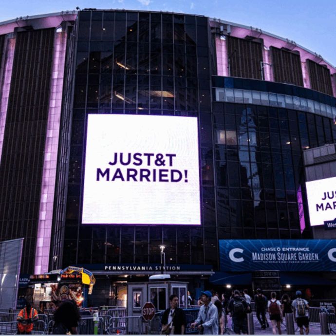 Taylor Swift e Travis Kelce sono ufficialmente sposati (da Adam Sandler): l’annuncio del Madison Square Garden, l’abito Dior e tutti gli ospiti vip