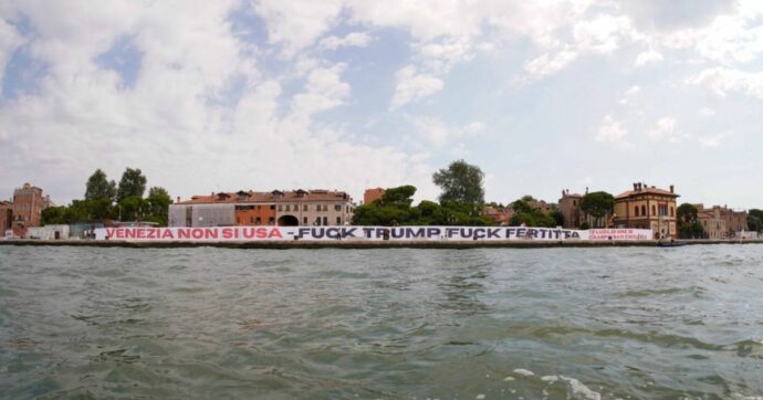 “Venezia non si Usa”: la protesta a Venezia contro l’arrivo del mega yacht dell’ambasciatore Fertitta