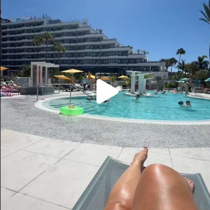 “È un comportamento maleducato ed egoista”: turisti “occupano” i lettini con i teli mare per ore, lei si vendica e li lancia via. Il video a bordo piscina è virale