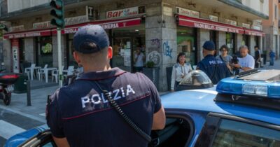 Copertina di Accoltellato fuori da un bar a San Siro a Milano: gravissimo 55enne. L’aggressore bloccato da clienti e passanti