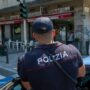 Copertina di Accoltellato fuori da un bar: gravissimo 55enne. L’aggressore bloccato dai clienti. "Il passante intervenuto: "L'ho visto accoltellarlo e l'ho fermato"