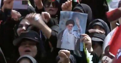 Copertina di Milioni di persone in piazza a Teheran per l’addio a Khamenei. Urla contro gli Usa all’arrivo della bara: “Morte all’America”