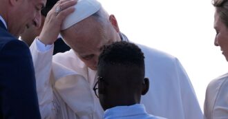 Copertina di “La mia storia iniziata qui a Lampedusa. Ho perso la mamma, ma non piango più”: la lettera di un bimbo di 11 anni a Papa Leone