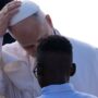 Copertina di “La mia storia iniziata qui a Lampedusa. Ho perso la mamma, ma non piango più”: la lettera di un bimbo di 11 anni a Papa Leone