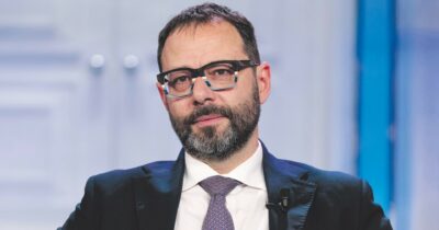 Copertina di Stefano Patuanelli: “Agli amici del Covid 100 mln, per i tumori non ne hanno trovati sei”