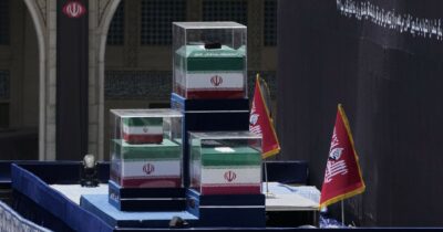 Copertina di Iran, la folla celebra Khamenei. Trump: “Potevo eliminarli tutti”