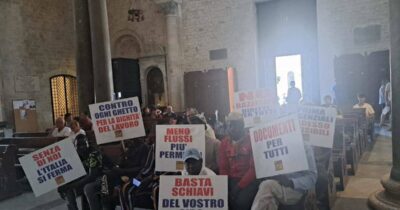 Copertina di Bari, 200 braccianti occupano la Basilica di San Nicola: “Costretti in un ghetto tra le baracche, ma l’Italia senza di noi si ferma”