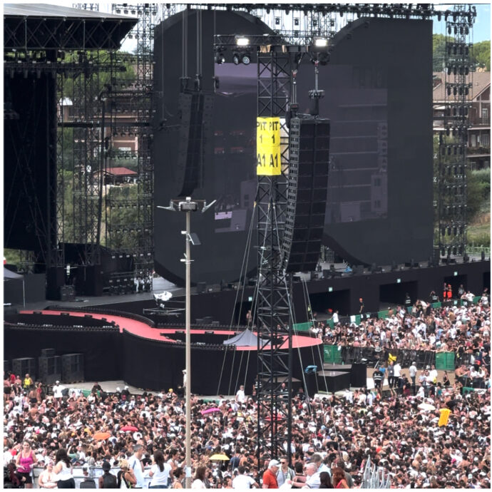 Ultimo, ecco il fiume dei 250mila fan a Tor Vergata: la panoramica completa sopra e sotto il palco