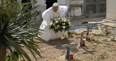 Copertina di Il viaggio di Papa Leone a Lampedusa 13 anni dopo Francesco: la prima tappa al cimitero per omaggiare i migranti morti in mare